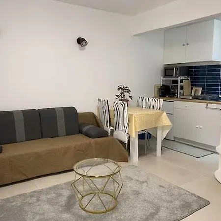 5-minute Walk From Trocadero Апартаменты